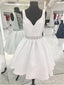 Bílé saténové šaty s výstřihem do V APD2740 